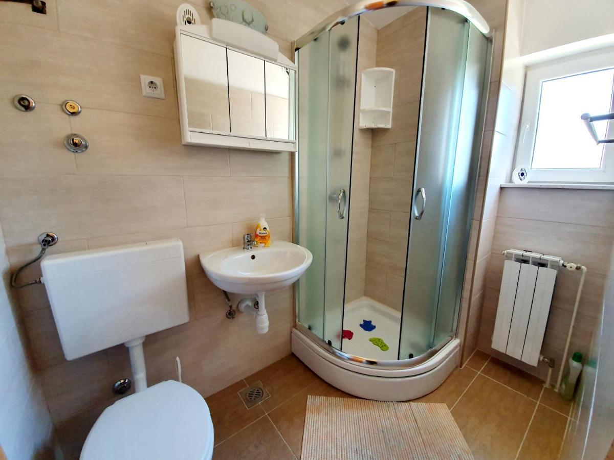Apartamani Katarina Vl.Ilija Jusup Διαμέρισμα Starigrad Paklenica Εξωτερικό φωτογραφία