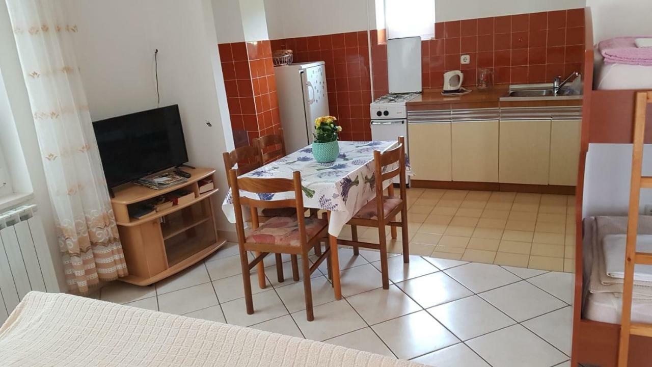 Apartamani Katarina Vl.Ilija Jusup Διαμέρισμα Starigrad Paklenica Εξωτερικό φωτογραφία